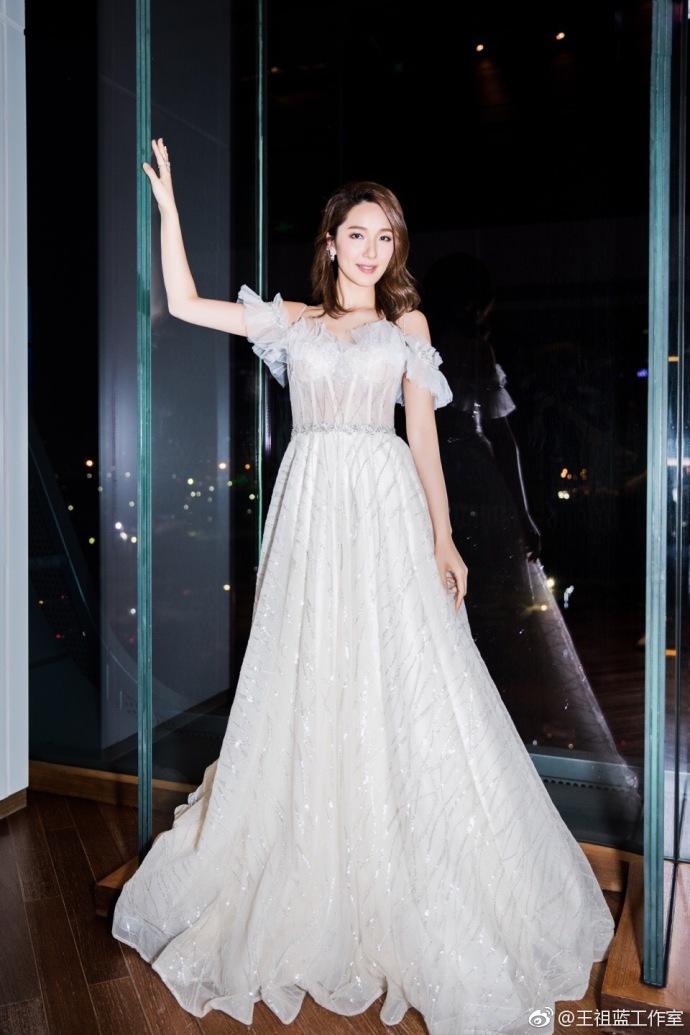 王祖蓝媳妇李亚男身穿白色长裙上跨年晚会犹如小仙女