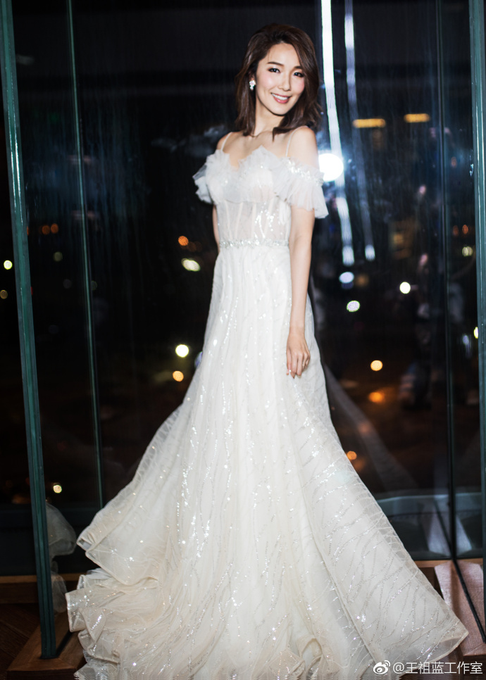 王祖蓝媳妇李亚男身穿白色长裙上跨年晚会犹如小仙女