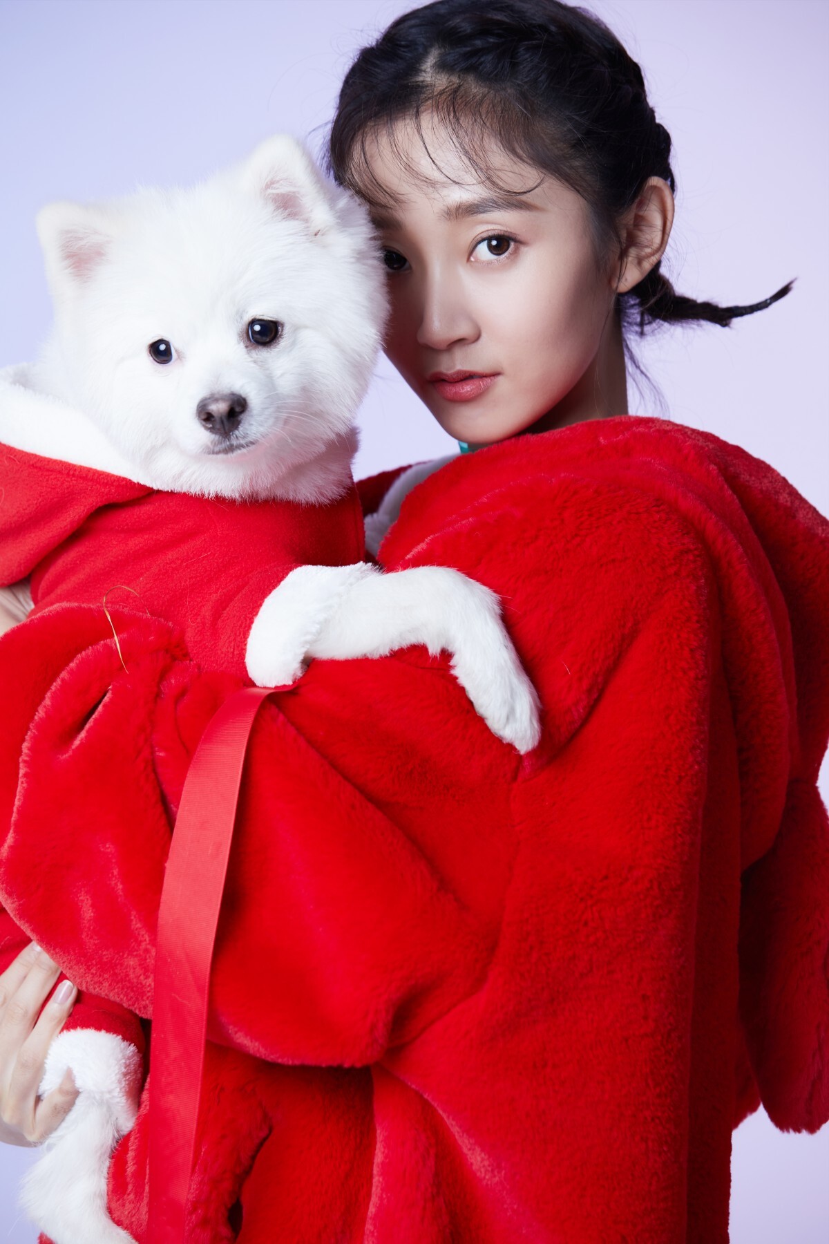 魏小也2018新年写真萌宠出镜 红衣短裙少女感爆棚