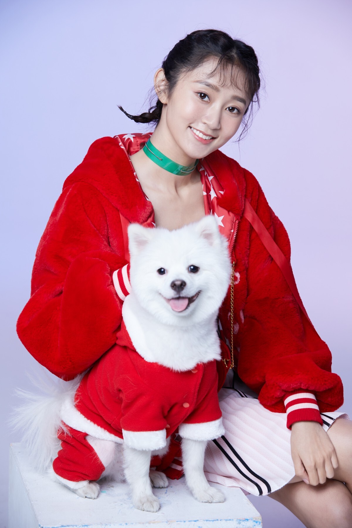 魏小也2018新年写真萌宠出镜 红衣短裙少女感爆棚