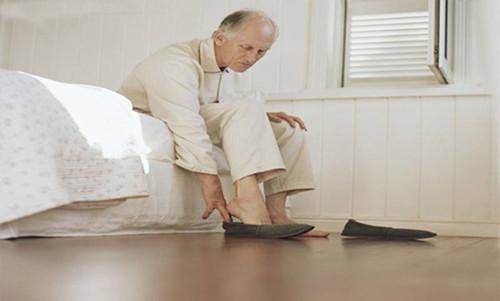 老年人为啥要穿专业"老人鞋"?老人穿鞋这3大误区要警惕