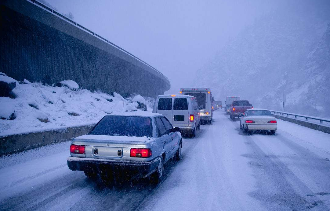 甘肃下雪,路结冰导致交通事故发生,告诉你雪后如何开车安全些!