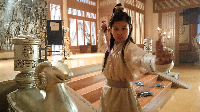 谷文泽在热播电视剧《艳骨》中饰演少年寒光