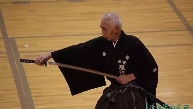 一刀劈断六根草席日本居合斩武士刀对决