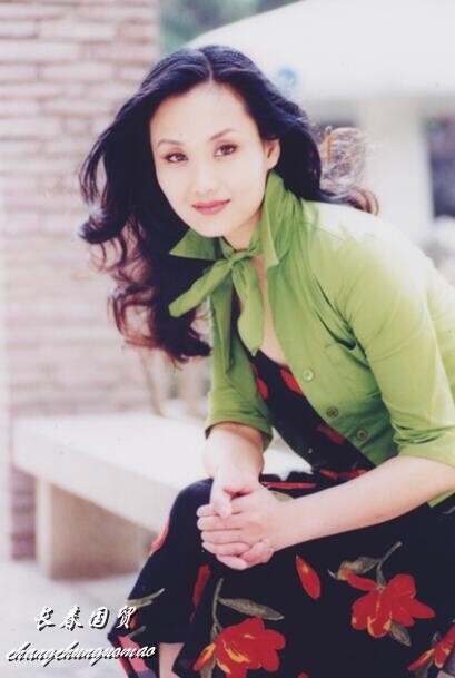 她是九十年代最红挂历女郎 50岁依然美丽优雅(图)