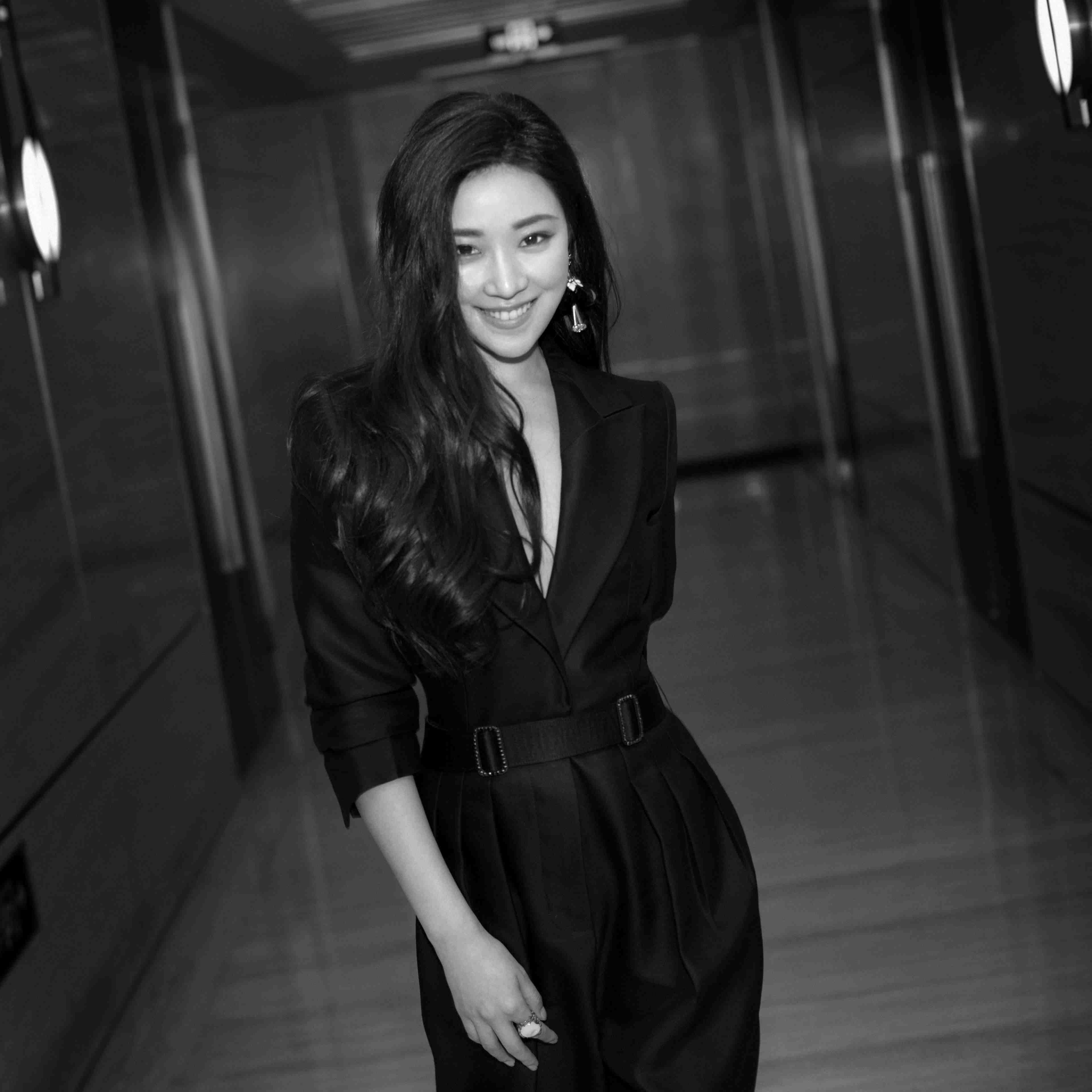 菅纫姿深v西装亮相红毯率性诠释伊人职场风