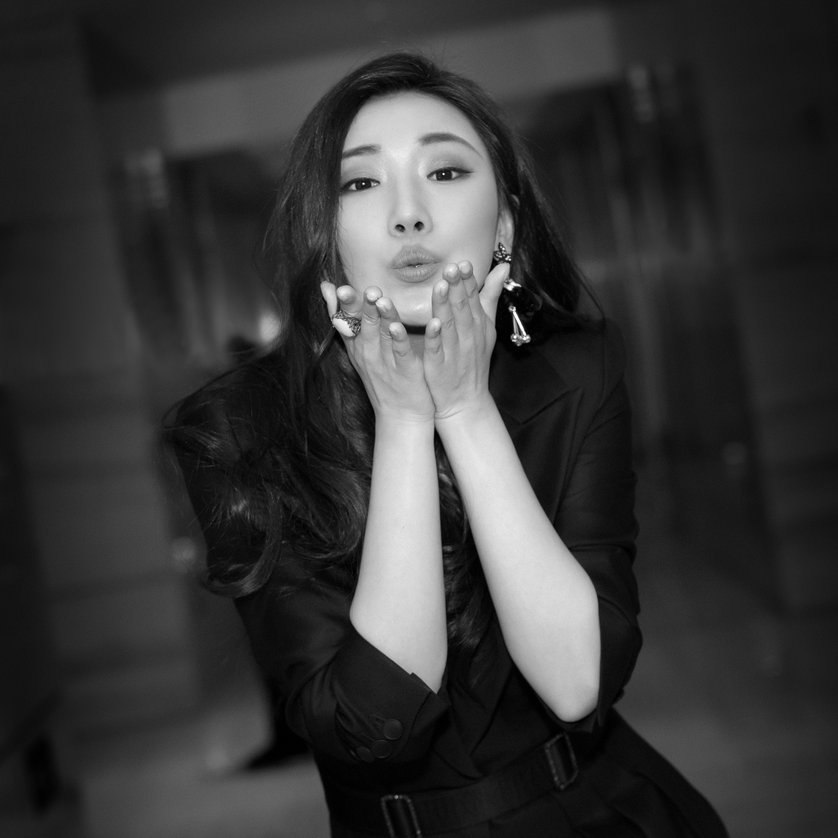 菅纫姿深v西装亮相微博之夜率性诠释伊人职场风