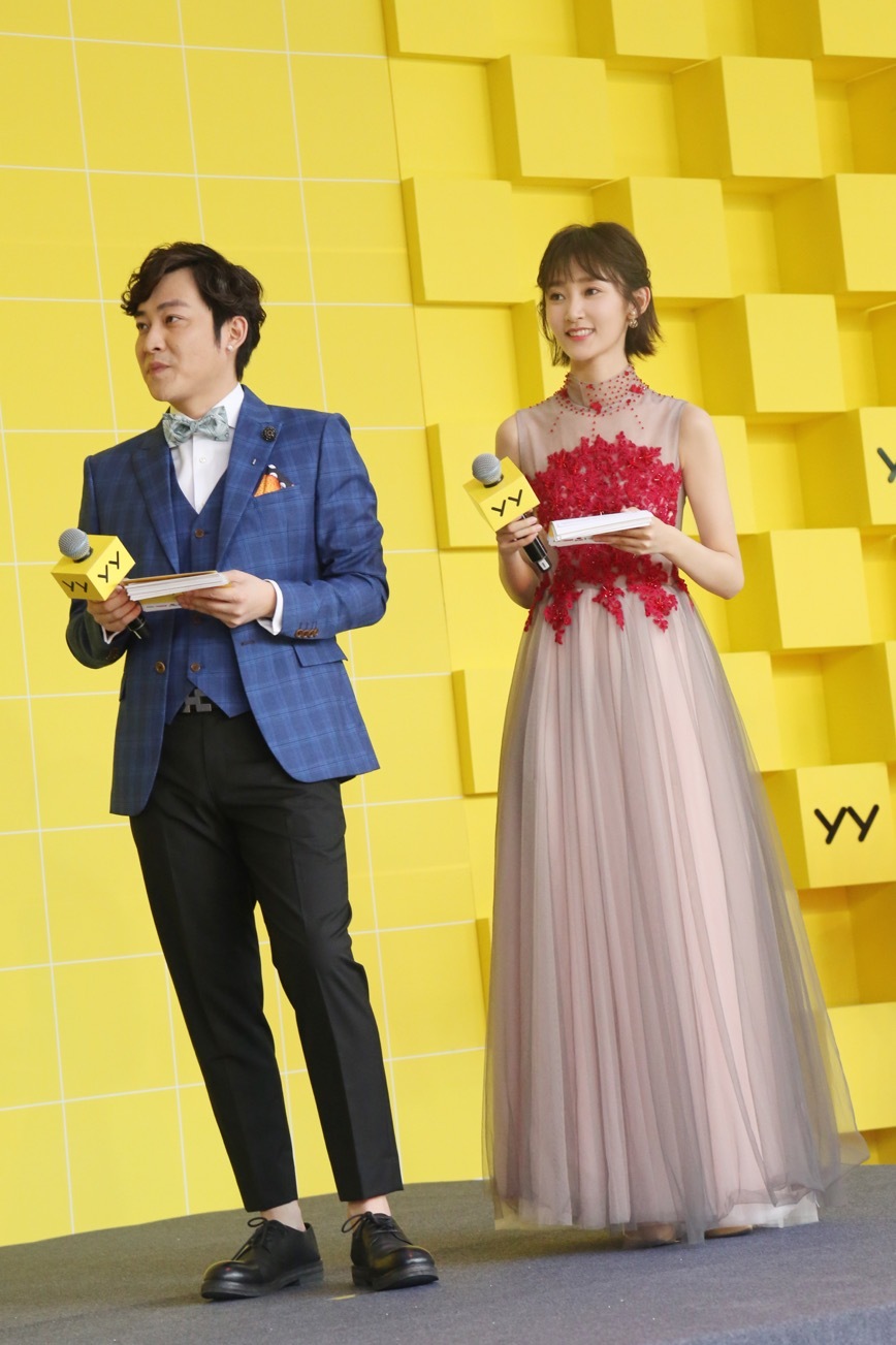 魏小也主持唱歌还不够 化身为游戏少女_凤凰网娱乐_凤凰网