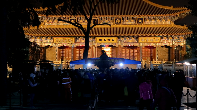 实拍西安大兴善寺施粥现场上万西安人凌晨三点就开始排队