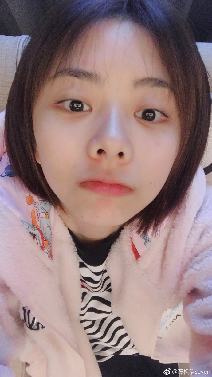 谭松韵晒素颜自拍照皮肤白皙解锁自拍新姿势