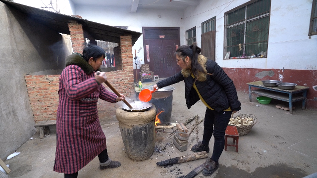 农村婆婆做凉粉用的材料普通家家有做法简单好学
