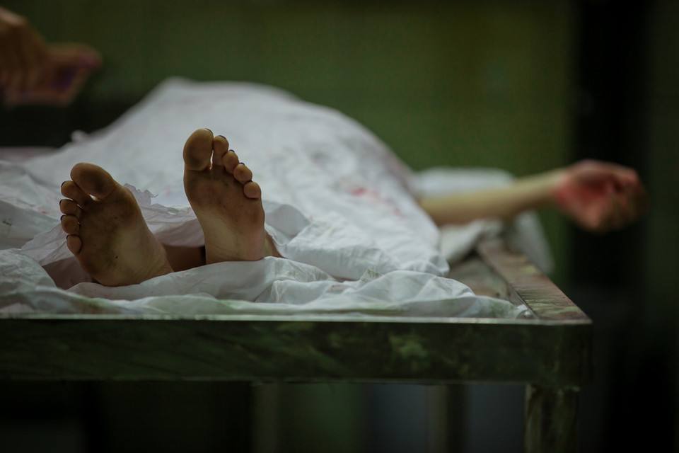 一个年轻人在异国他乡,酒后离奇死亡,其幕后真相令人震惊