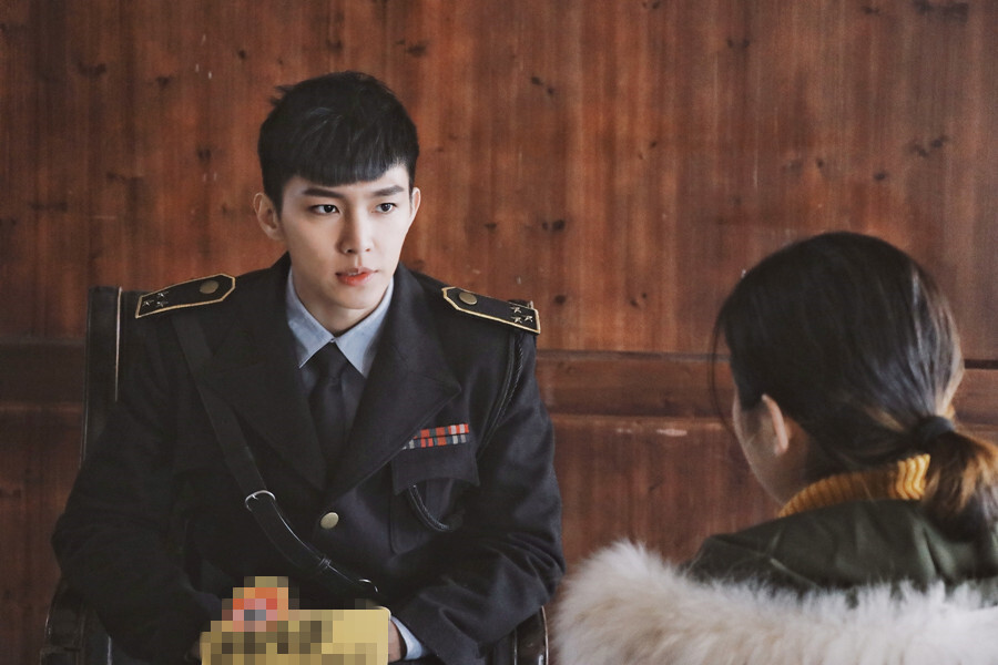 之前饰演过众多高富帅角色的炎亚纶这次体验了一把民国警察的风采"