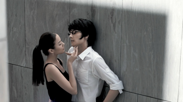 美女当街撩帅哥单身狗快来撩我吧