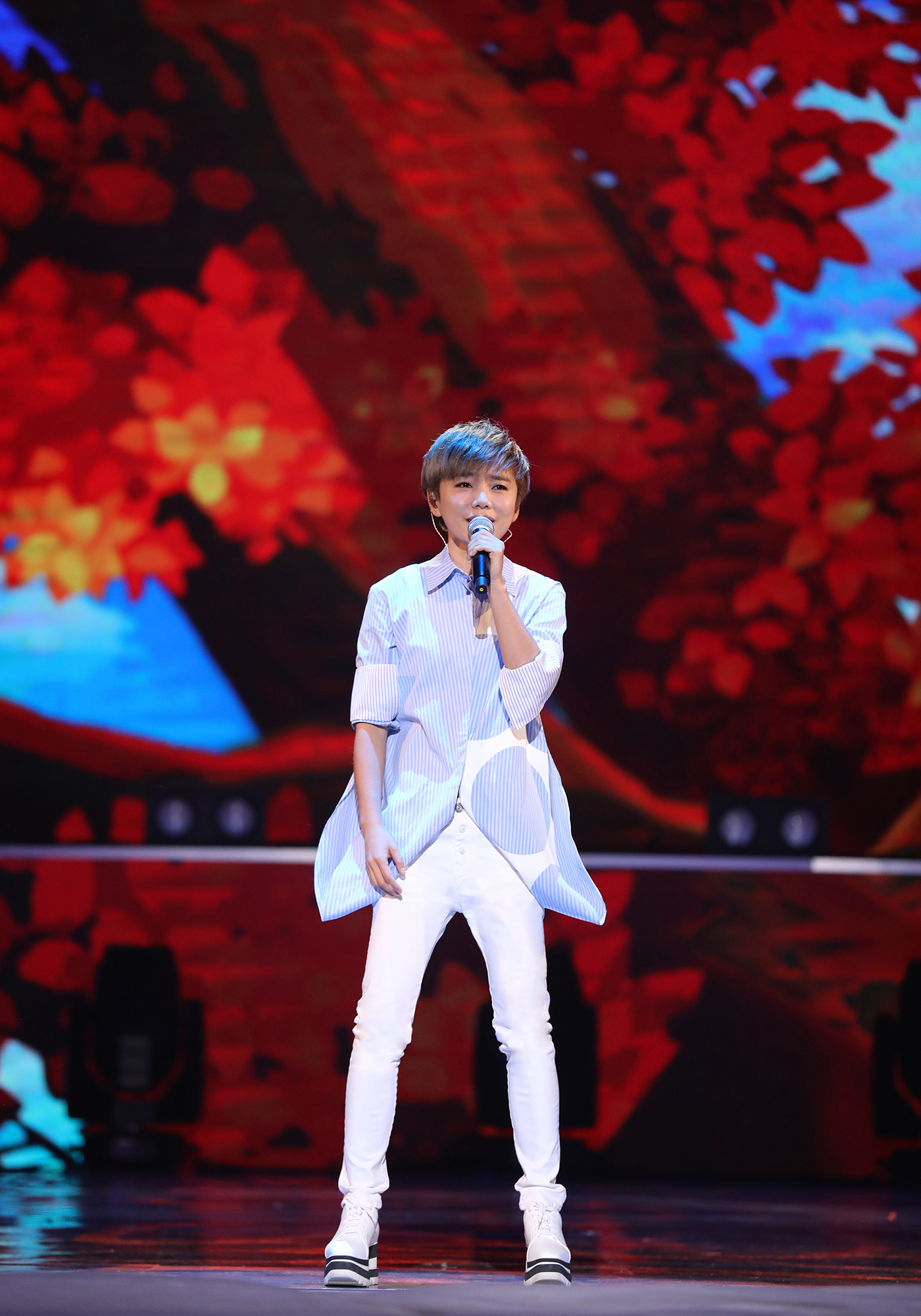 许飞小年夜助力吉林春晚 《我要的飞翔》开口跪_凤凰网娱乐_凤凰网