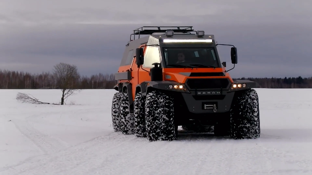 水陆两栖重型越野车在荒山雪地里大玩漂移动力简直太牛掰了