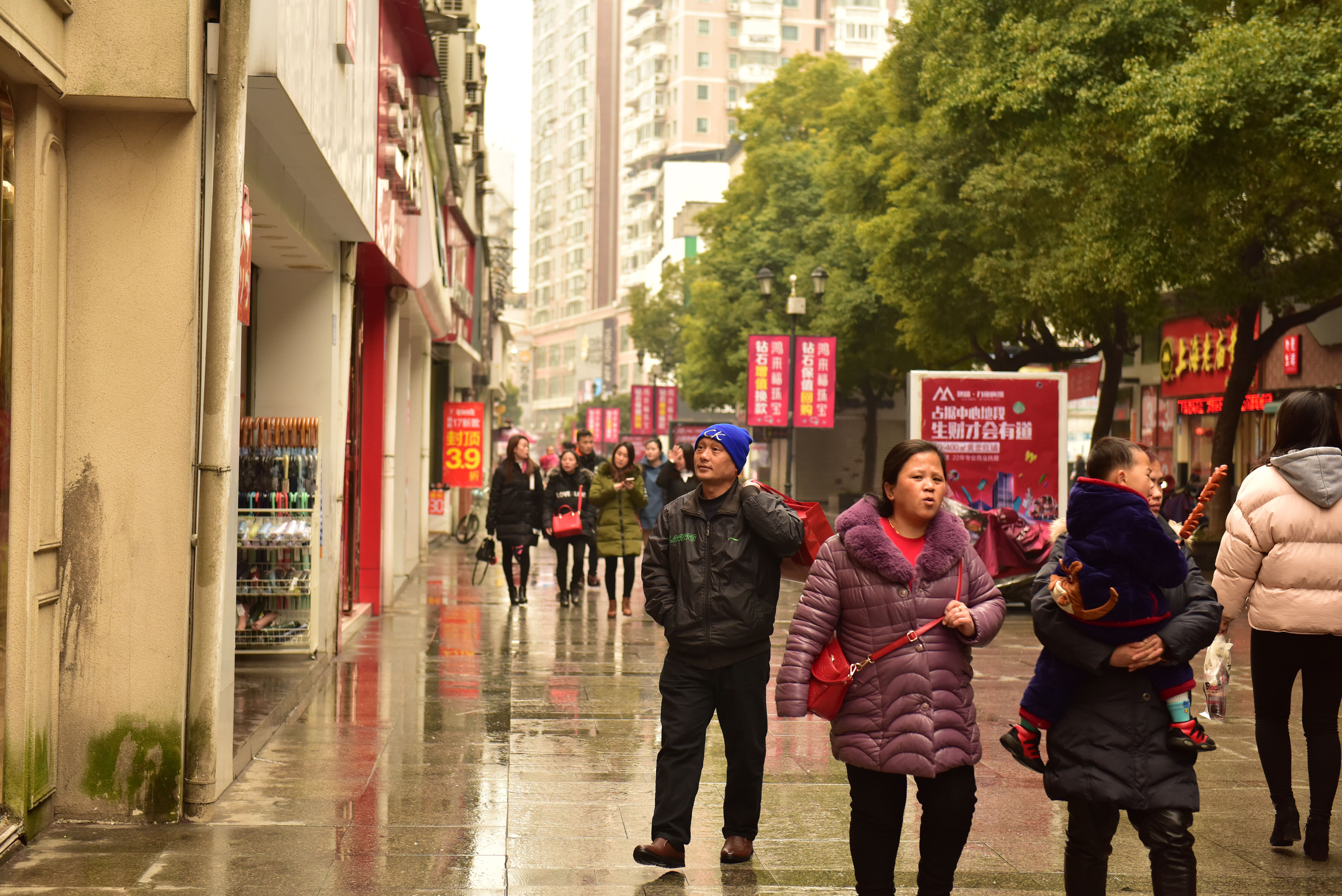 大年初三实拍九江街头,店铺开张人群较少,仿佛回到十年前