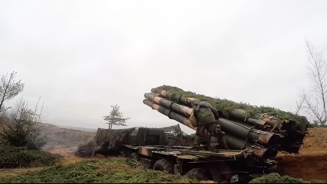 航拍俄军举行大规模军演百台旋风火箭炮齐射