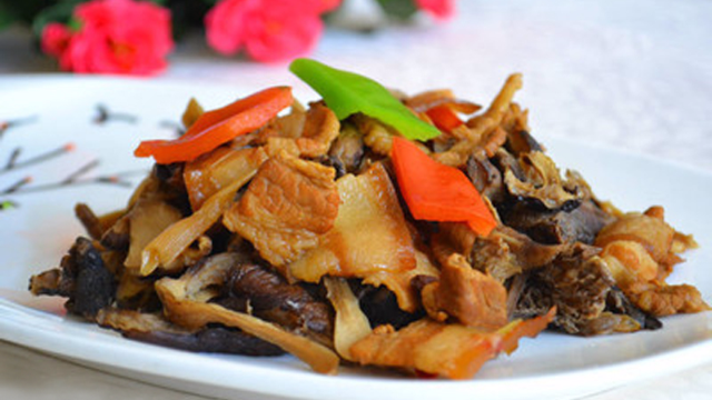 蘑菇炒肉这样做家家户户都喜欢一盘上桌不够吃实在太香了