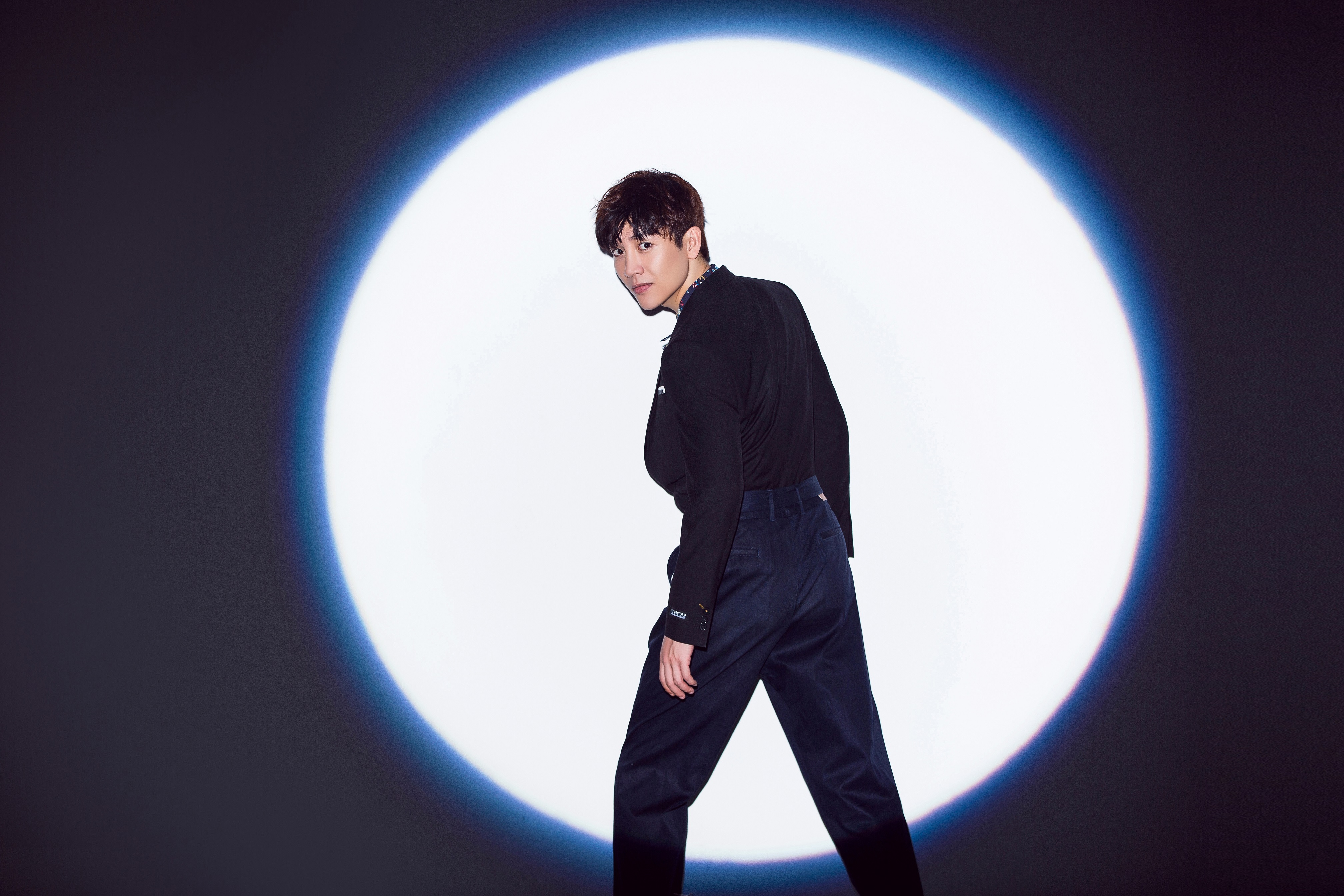 元宵佳节即将到来,艺人王野公布了一组非常应景的写真