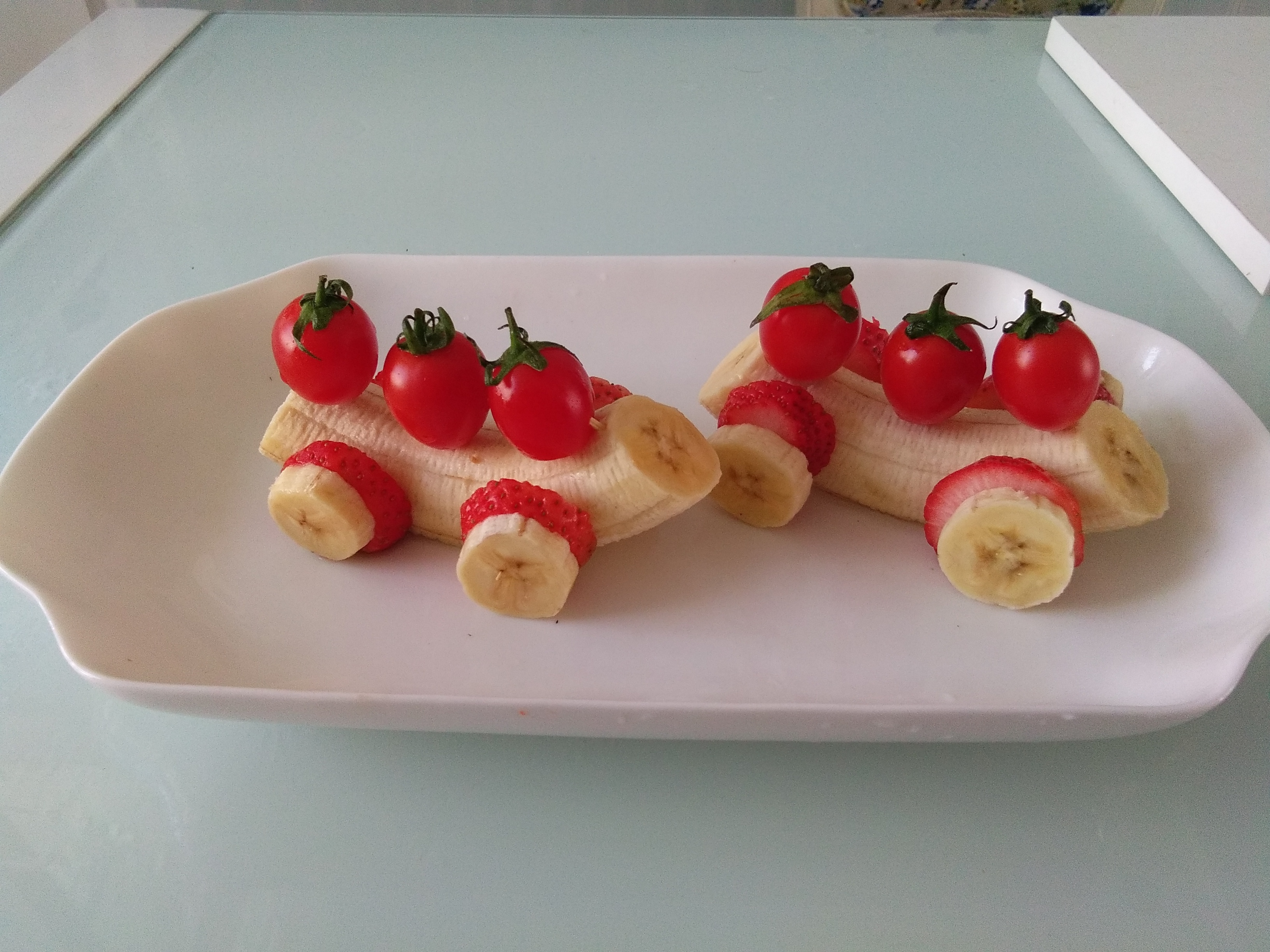2根香蕉, 两个草莓, 可以为自己女友做一份非常甜蜜美味的水果拼盘