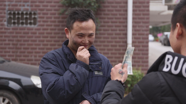 傻子竟为了钱甘愿被社会青年随意摆弄,可事情的真相却让他们羞愧