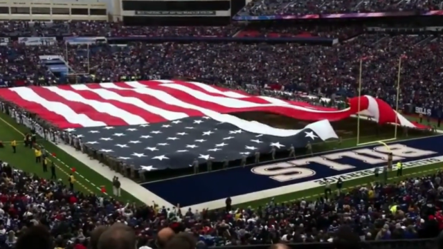 100码长的美国国旗撕裂,士兵被