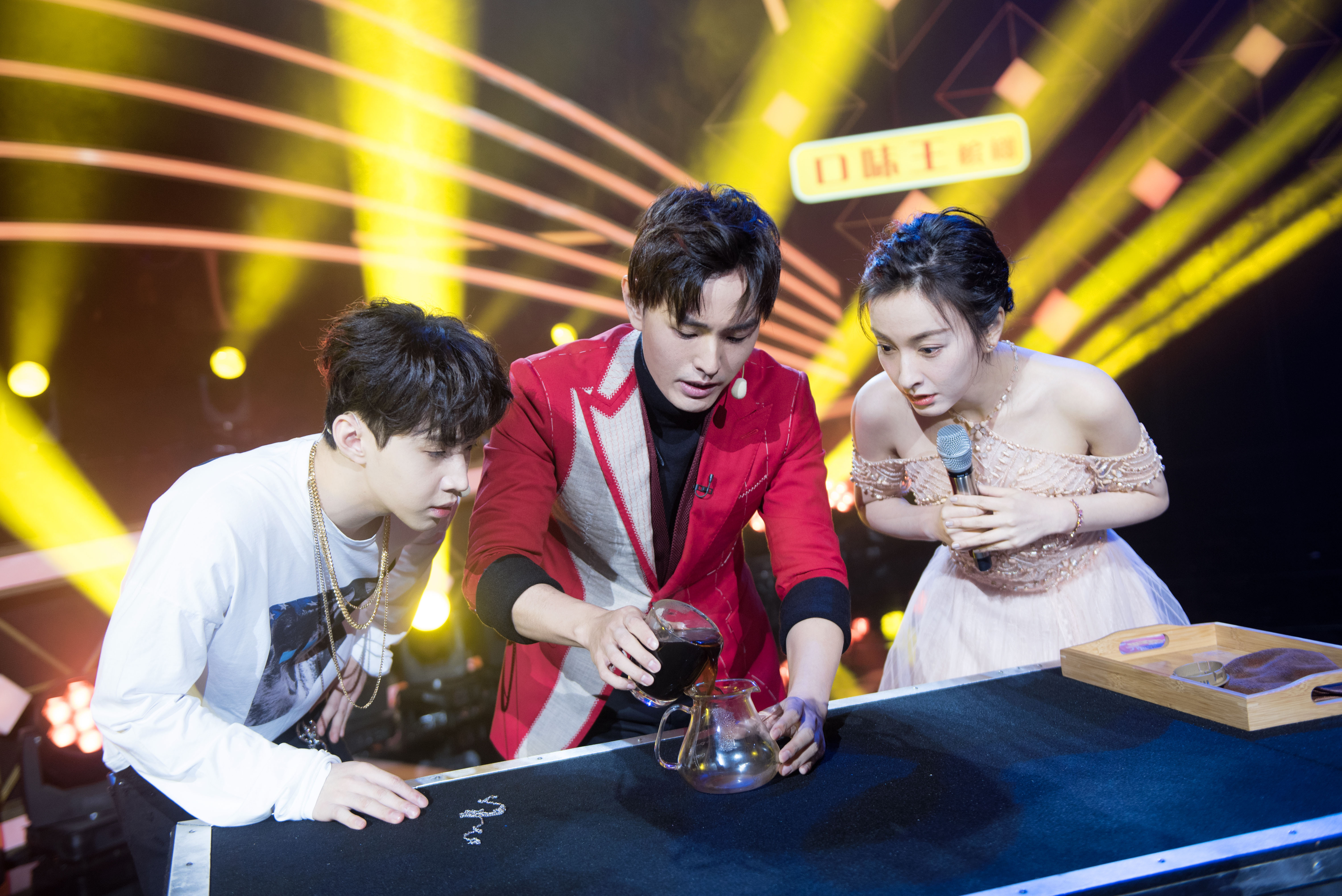 邓男子吴昕刘宪华合体撒狗粮 元宵喜乐会共演魔术大秀_凤凰网时尚