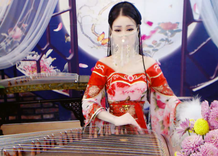 歪歪美女主播女儿古筝弹奏"山鬼"_凤凰网娱乐_凤凰网