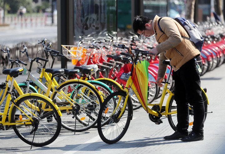 共享单车又出事了,小伙子骑共享单车忘记关锁,一天时间内欠款两千多万