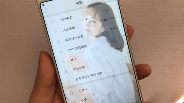 手把手教你设置手机透明壁纸微信都是透明的看到效果惊呆了