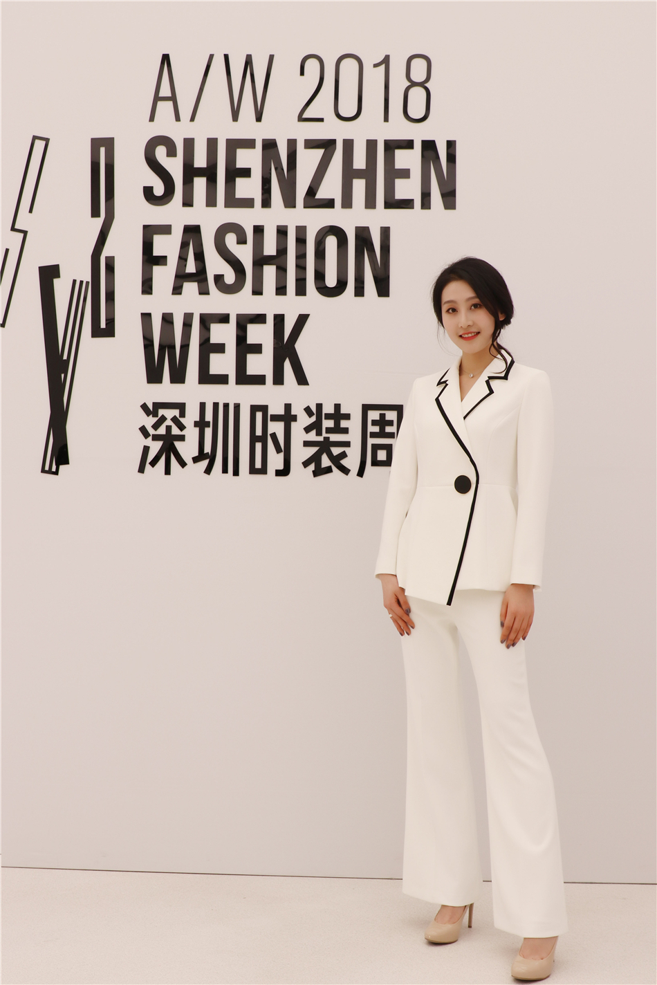 钱璇亮相时装周 简约大方知性优雅