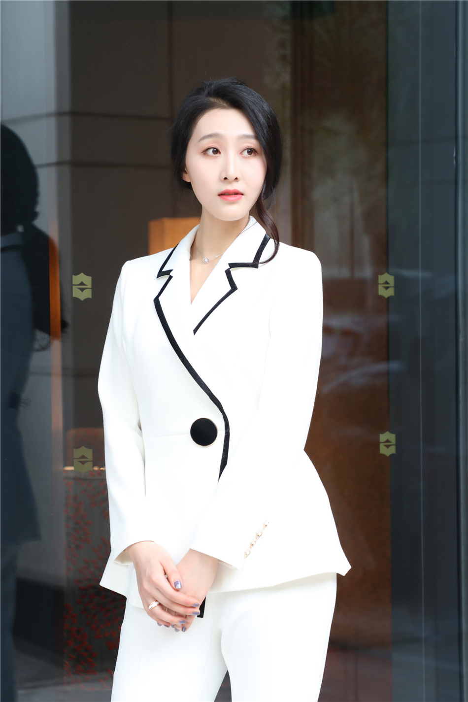 钱璇亮相时装周 简约大方知性优雅_凤凰网娱乐_凤凰网