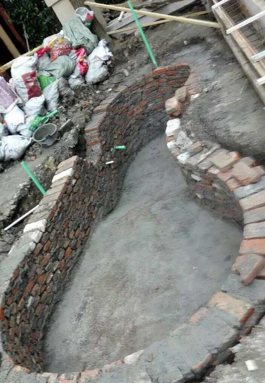 这个院子简约但鱼池不简单——辣妈改造庭院