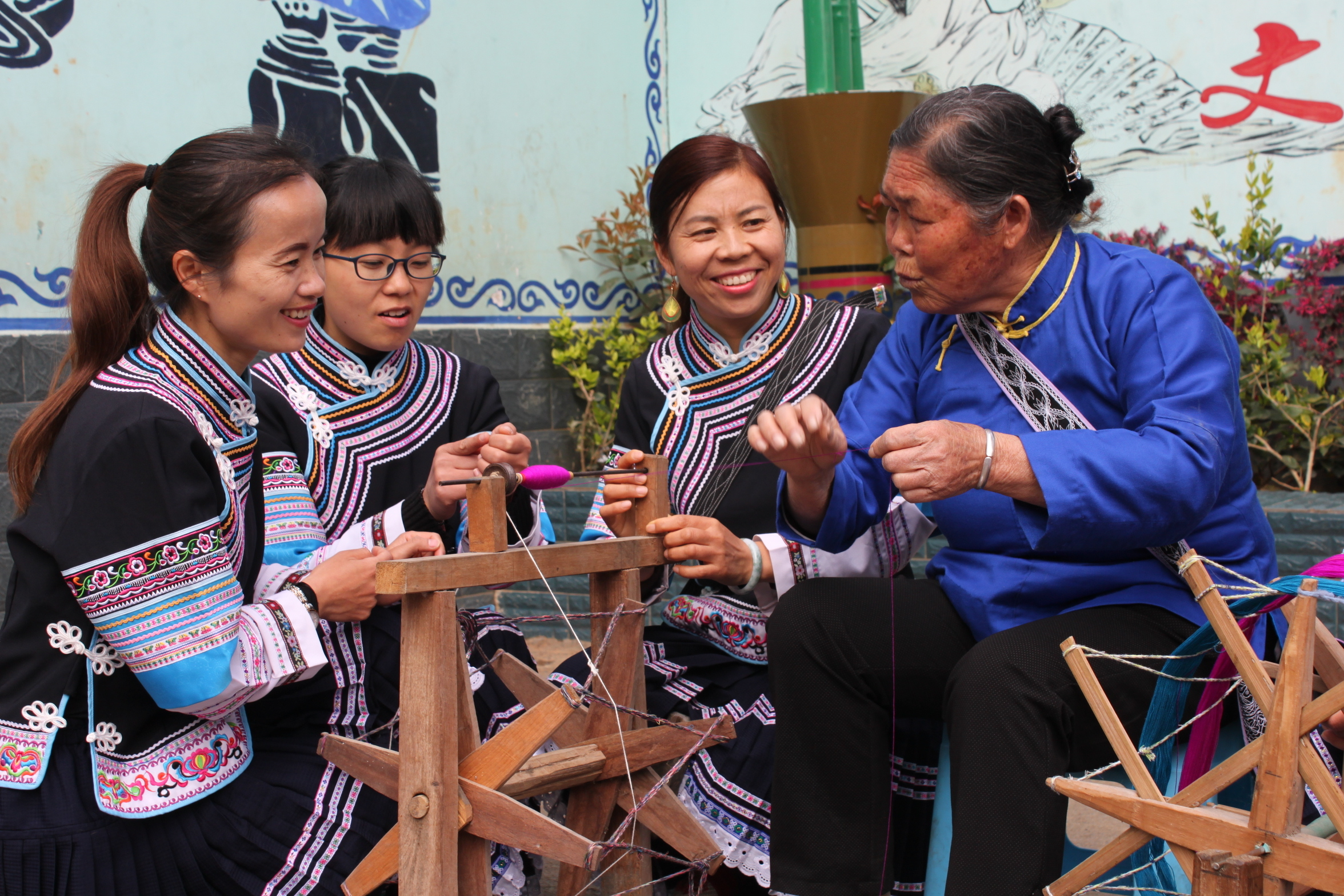 布依文化传承有希望,罗平长底的布依纺织文化进校园