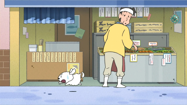 蜡笔小新小白在商店街的人气好高大家都拿好吃的给它