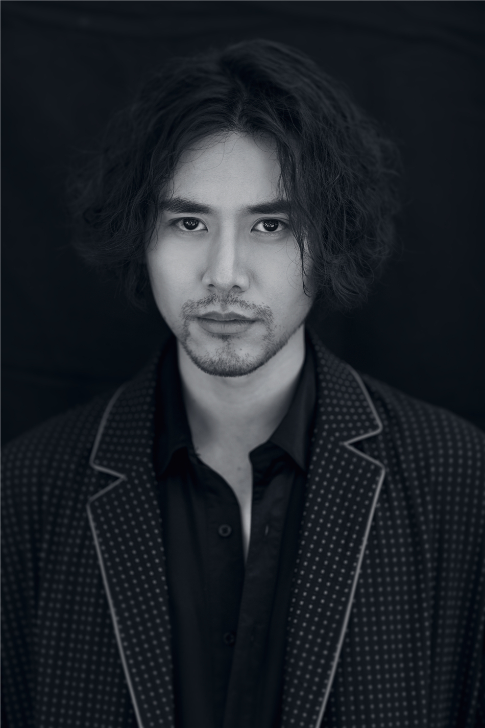 蔡珩曝时尚大片 绅士内敛眼神撩人