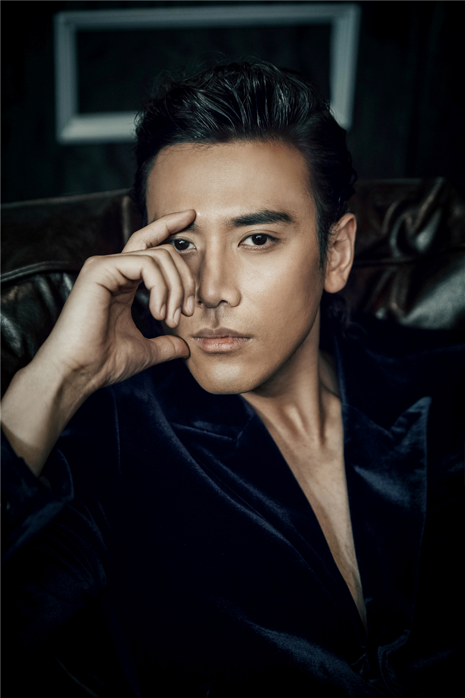 蔡珩曝时尚大片 绅士内敛眼神撩人