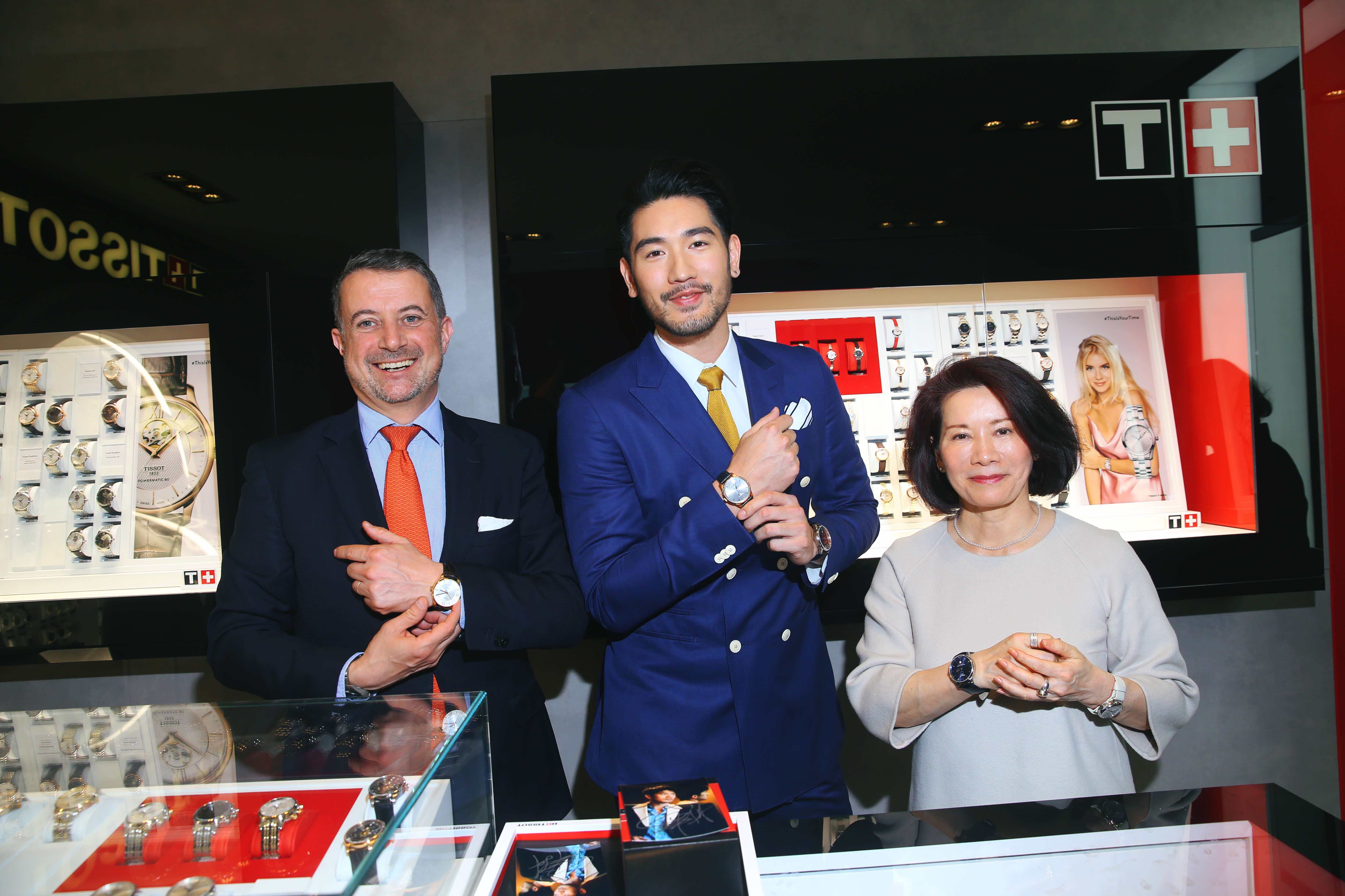 高以翔现身巴塞尔表展 亮蓝色西装魅力吸睛_凤凰网娱乐_凤凰网