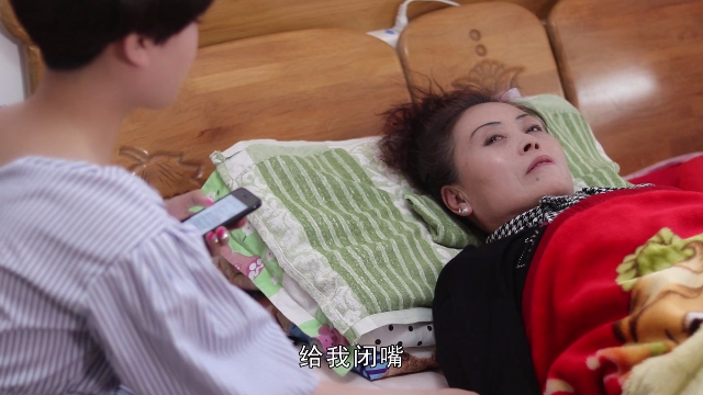 小伙高价请保姆伺候老人多次发现母亲眼神不对监控里找出答案