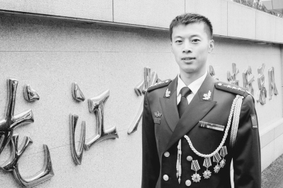 师磊祝贺恩师刘志刚荣获“烈火金刚”称号_凤凰网娱乐_凤凰网