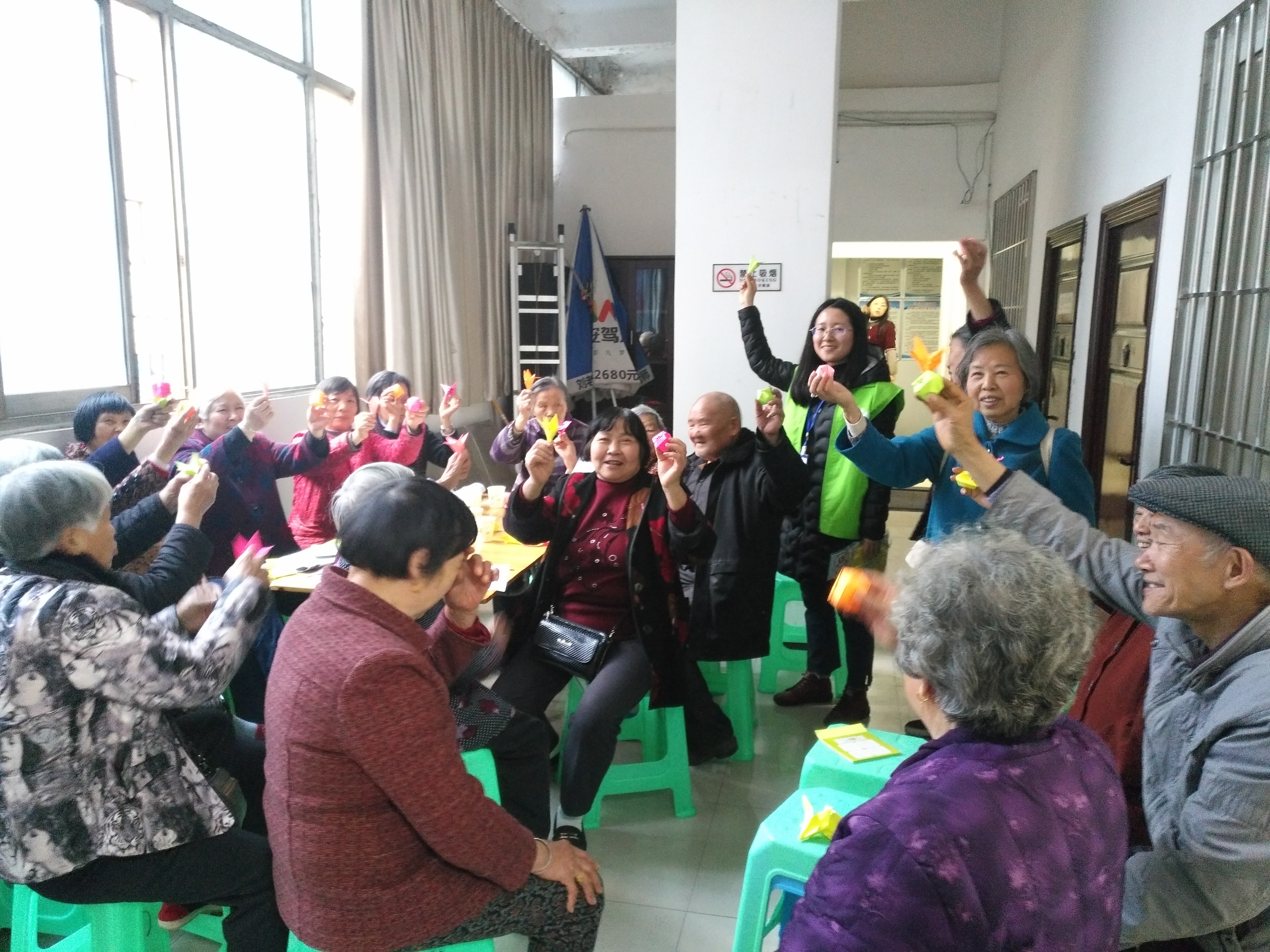 春语社工 巴南区i 小组活动i 滨江社区"舞动指尖"老人手工小组__凤凰