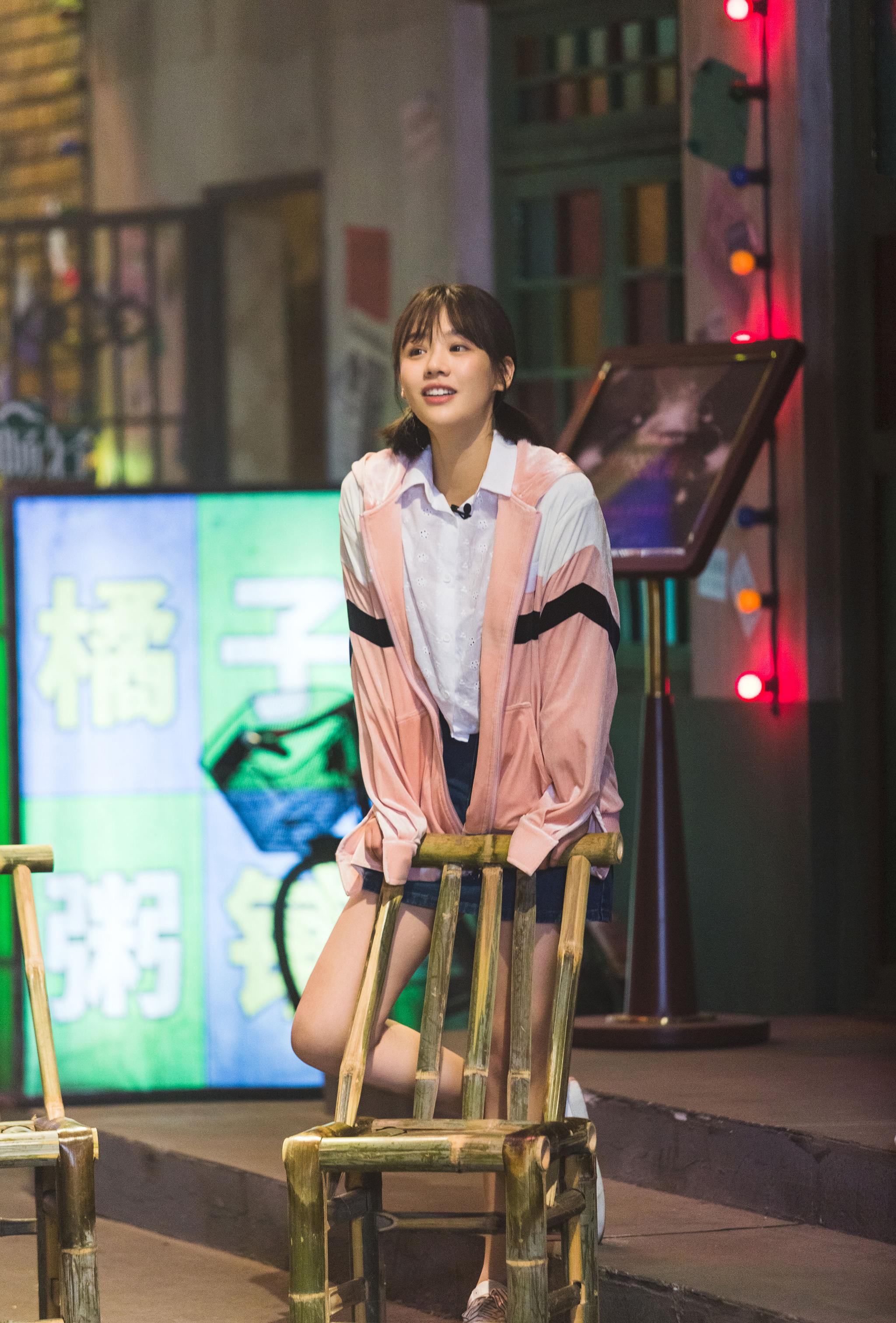 马思纯童年照遭曝光 光脚丫跷二郎腿俏皮可爱_凤凰网娱乐_凤凰网