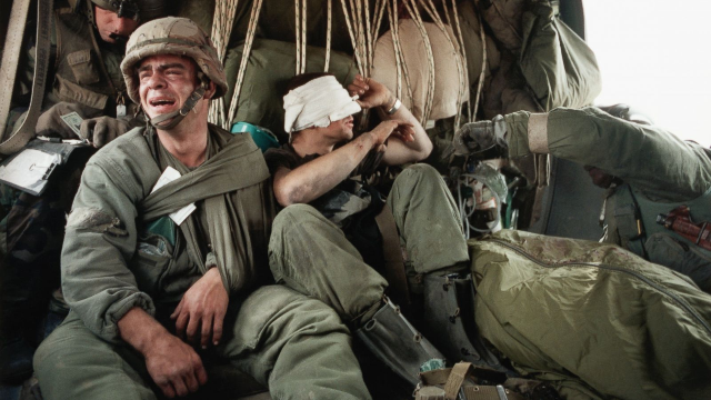 美军都是怕死爱投降的少爷兵伊拉克战争中三人扑手榴弹牺牲