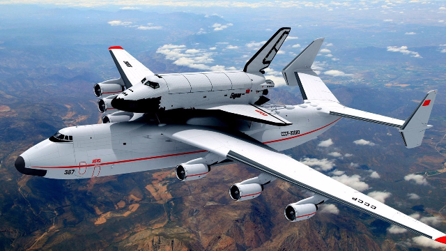 世界上最大的飞机6层楼高能背着火箭飞行