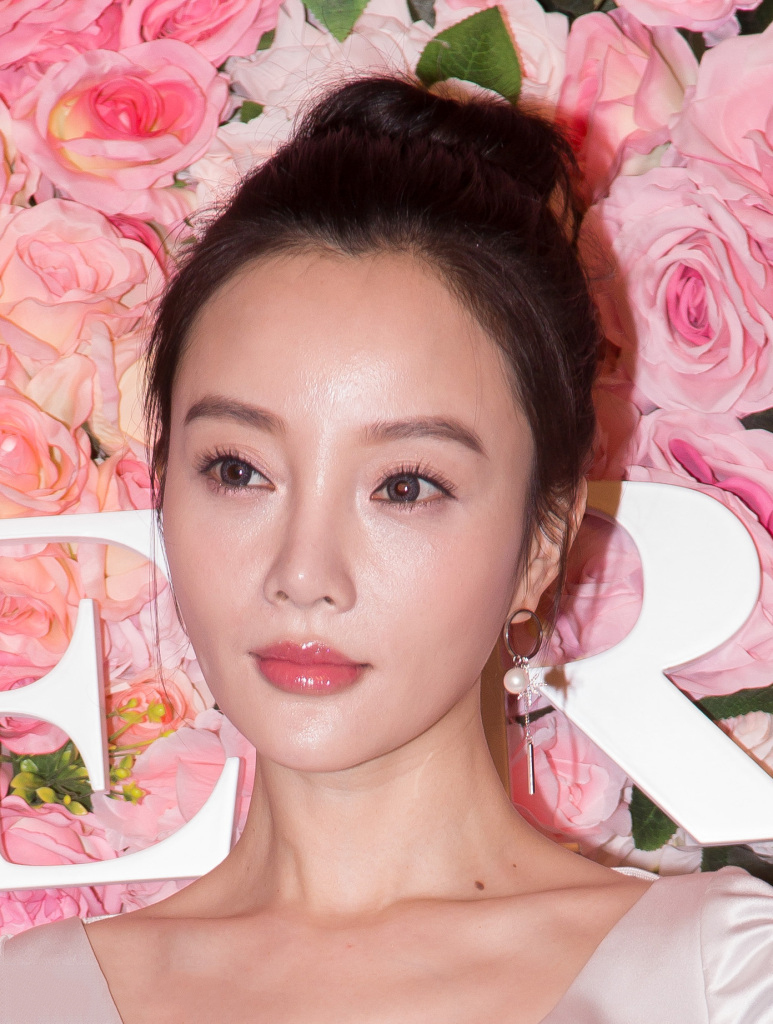 李小璐以股东身份亮相某品牌盛典,这眼神都透露着傲娇!
