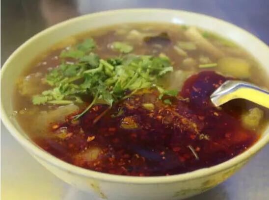 泡馍讲究汤清肉烂,煮汤是最重要的,骨汤和肉汤分开煮,肉先腌制20小时