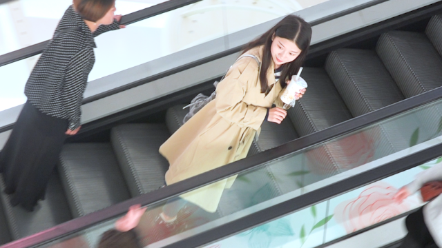 小姐姐扶手电梯被猥琐老外摸手瞬间懵逼了