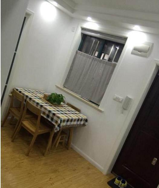 这边的门是卫生间了,卫生间门正对着餐桌,这点我实在是接受不了!