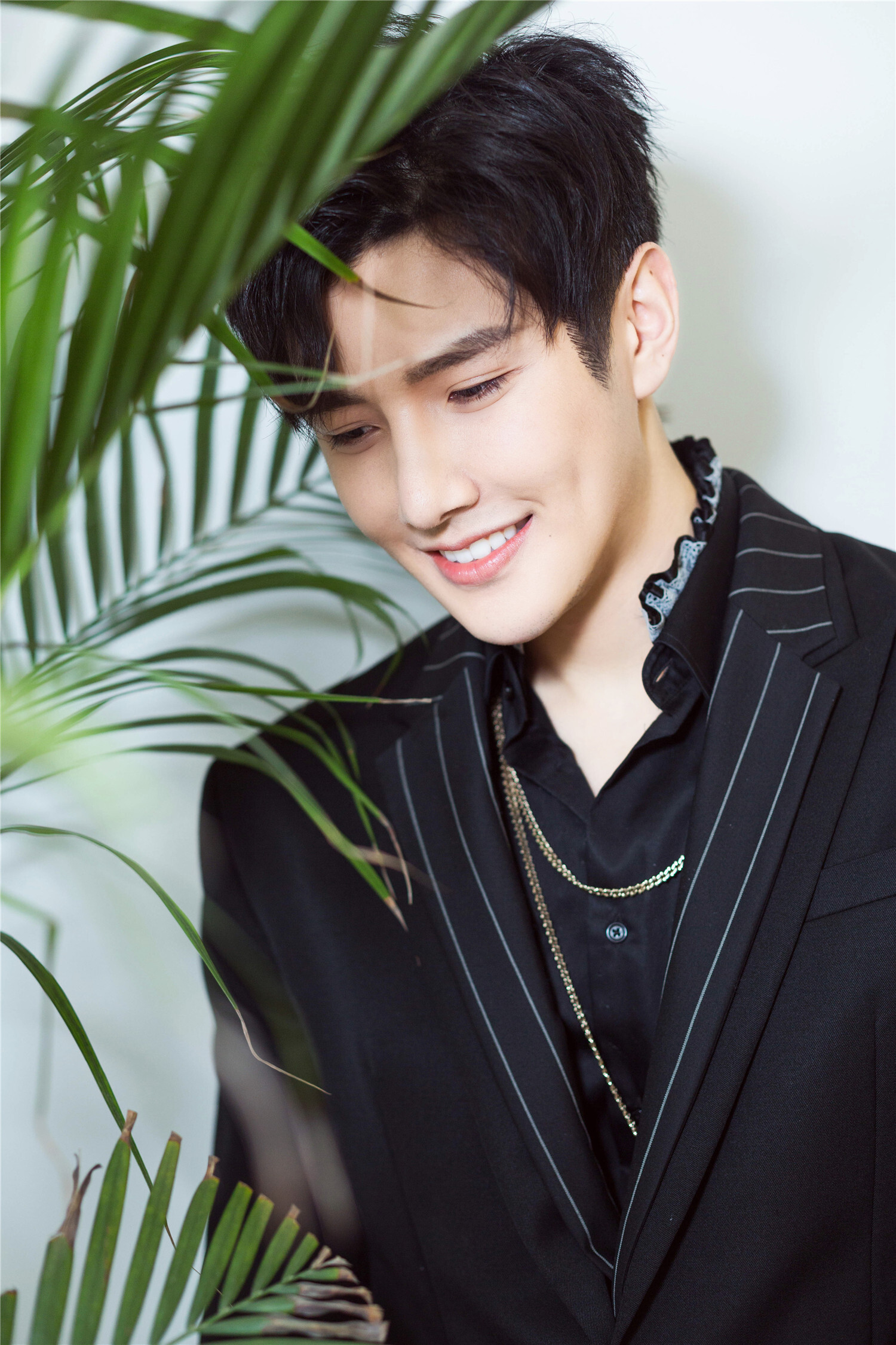 俊朗面容配上温暖笑容,更是撩人心扉.